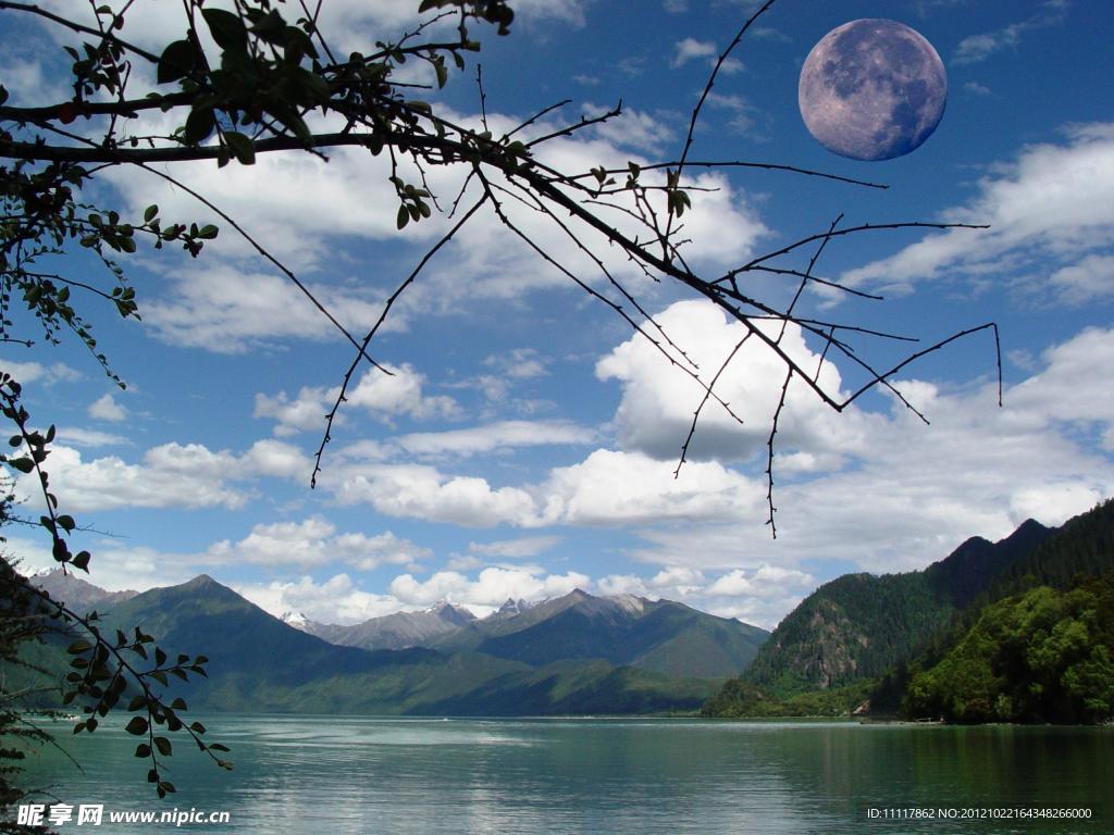 巴松措湖心岛望月