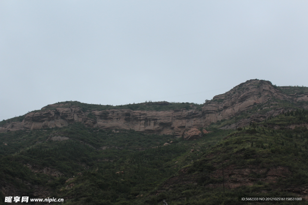 壶口瀑布边山峰