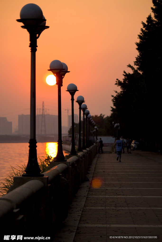 夕阳的珠江