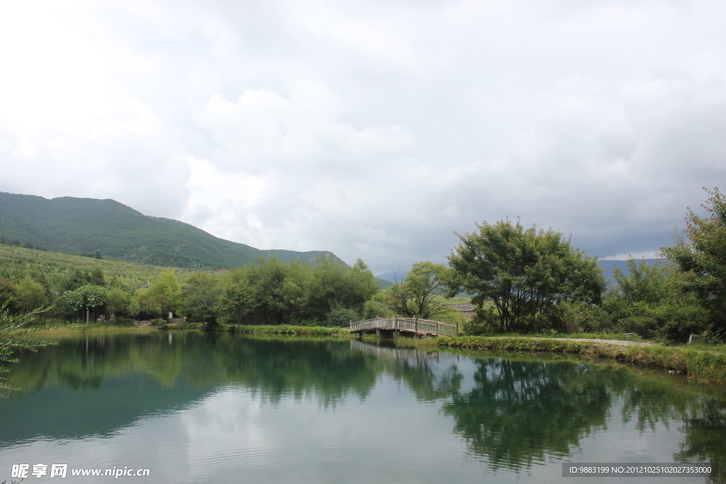 玉龙雪山村后的湖泊