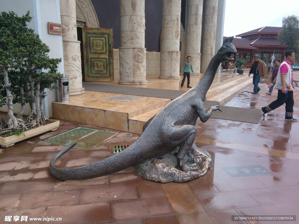 青铜恐龙雕塑