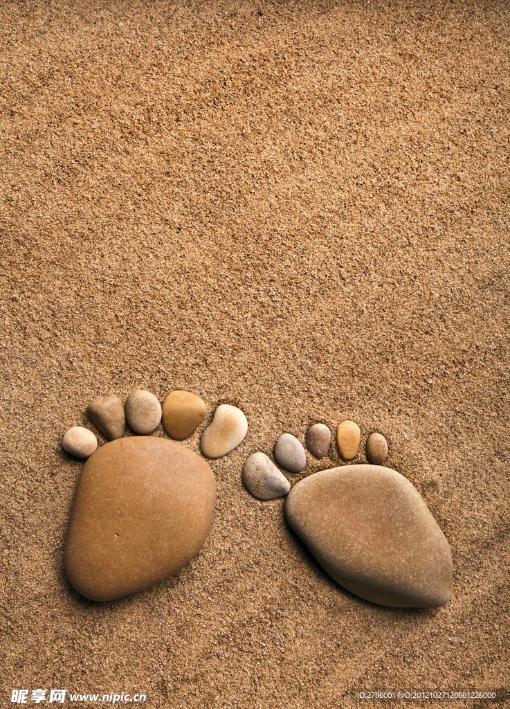 沙滩上的石头脚印