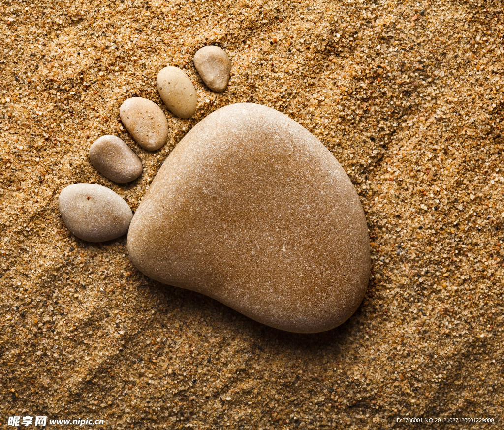 沙滩上的石头脚印