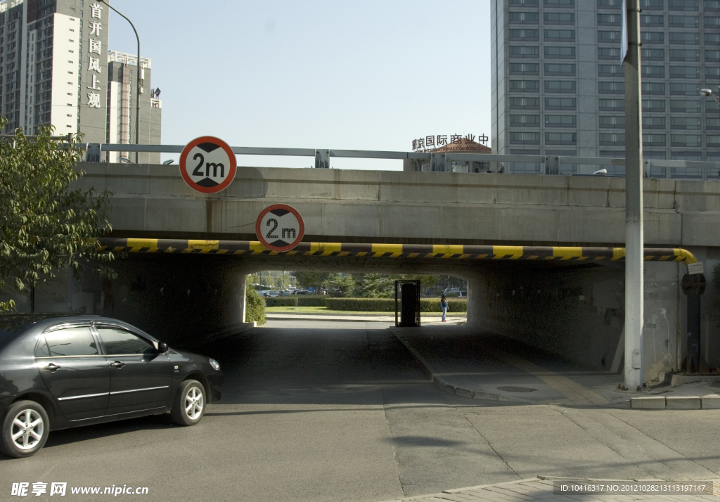 公路限高桥洞