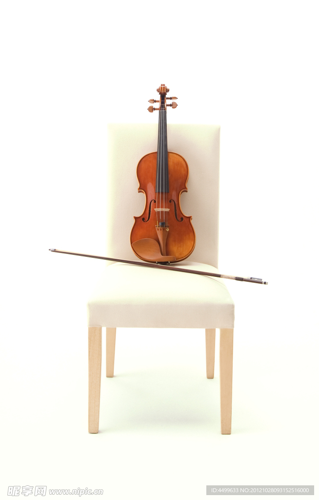 椅子上的小提琴