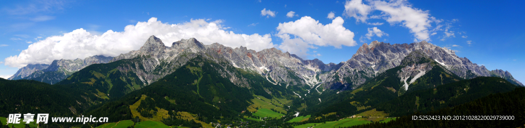 雄伟大山全景