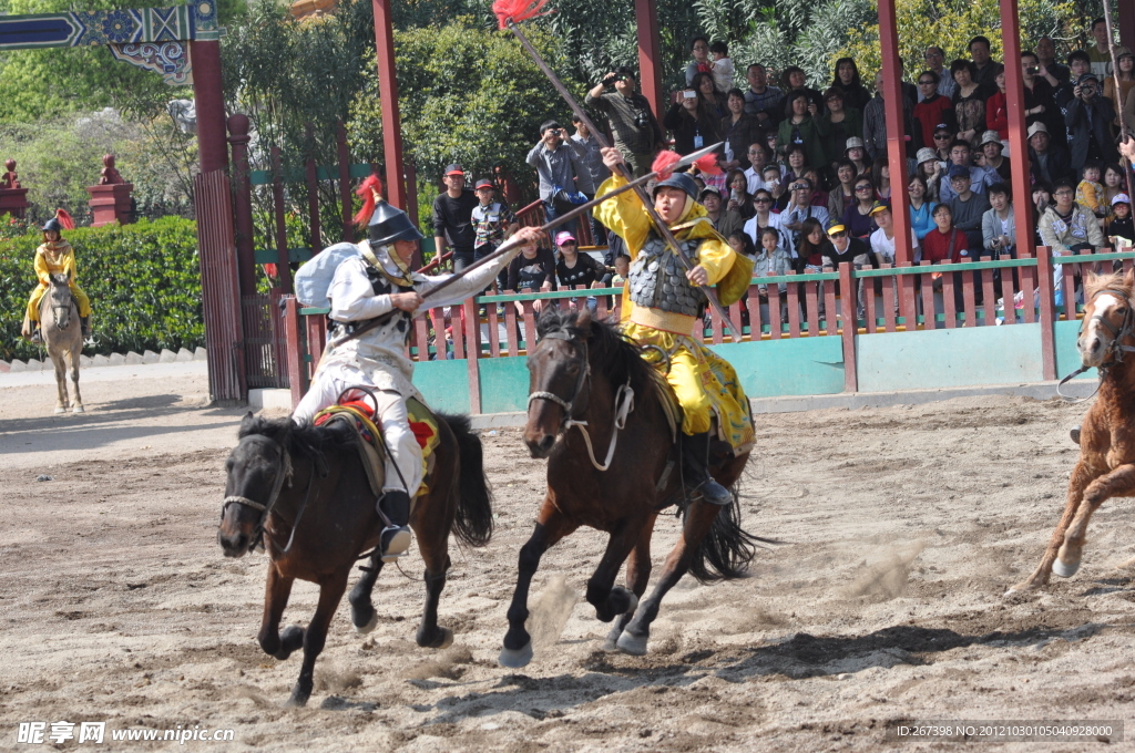 二将骑马士酣战