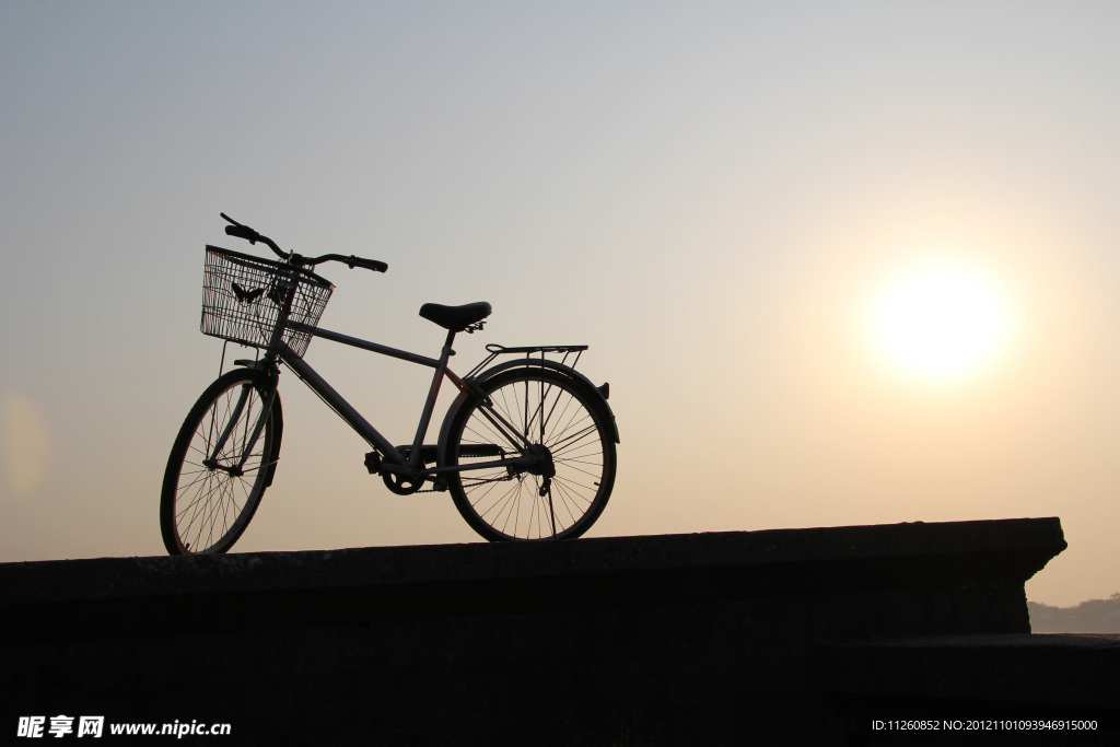 夕阳下的自行车