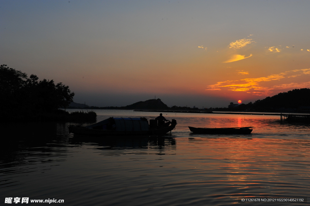 东钱湖夕阳归船