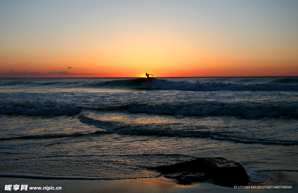 夕阳海浪