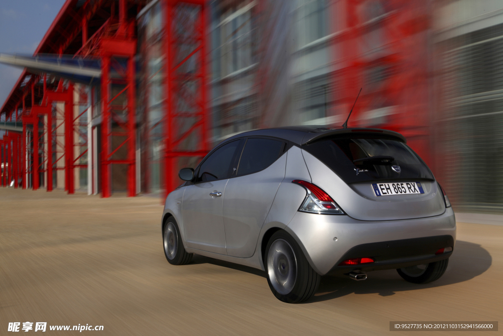 蓝旗亚Ypsilon