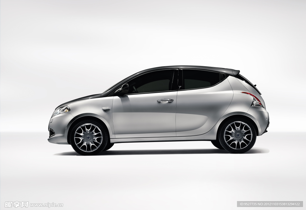 蓝旗亚Ypsilon