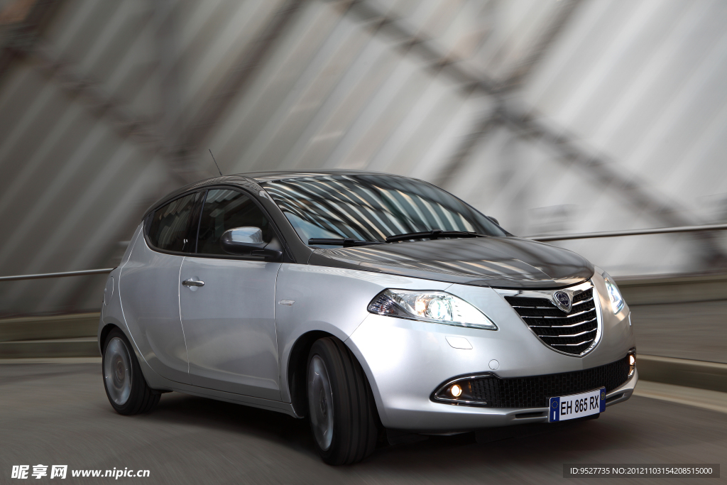 蓝旗亚Ypsilon