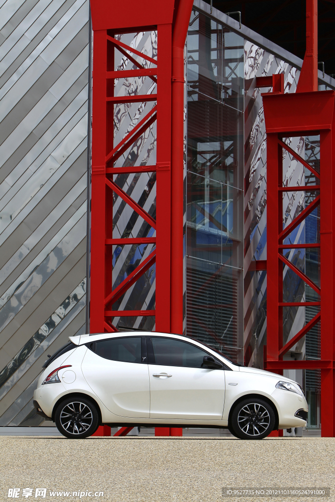 蓝旗亚Ypsilon