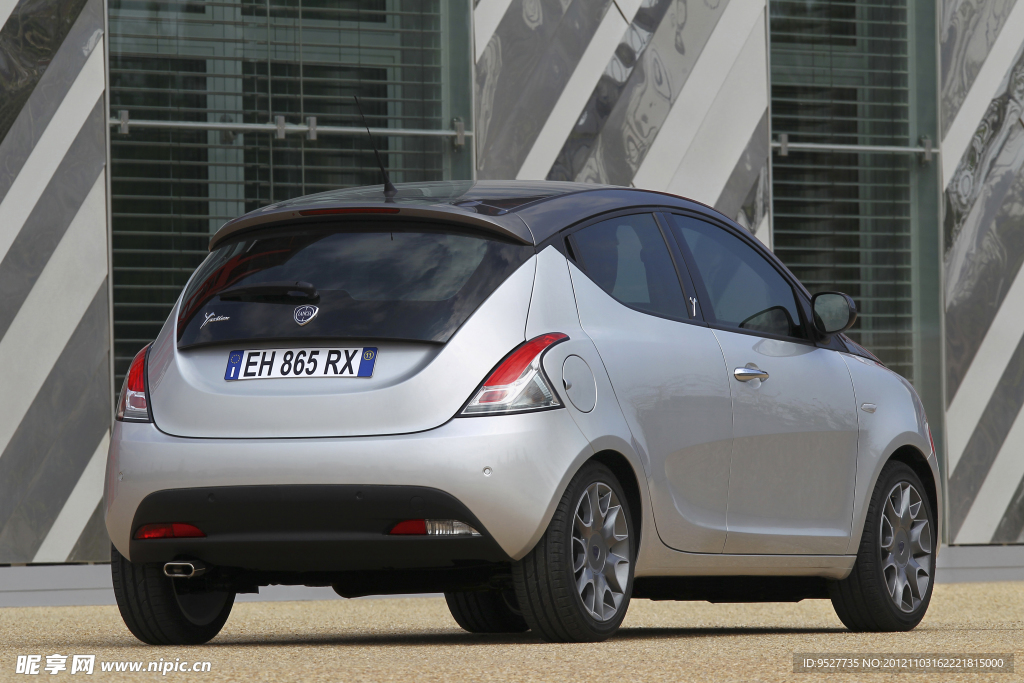 蓝旗亚Ypsilon