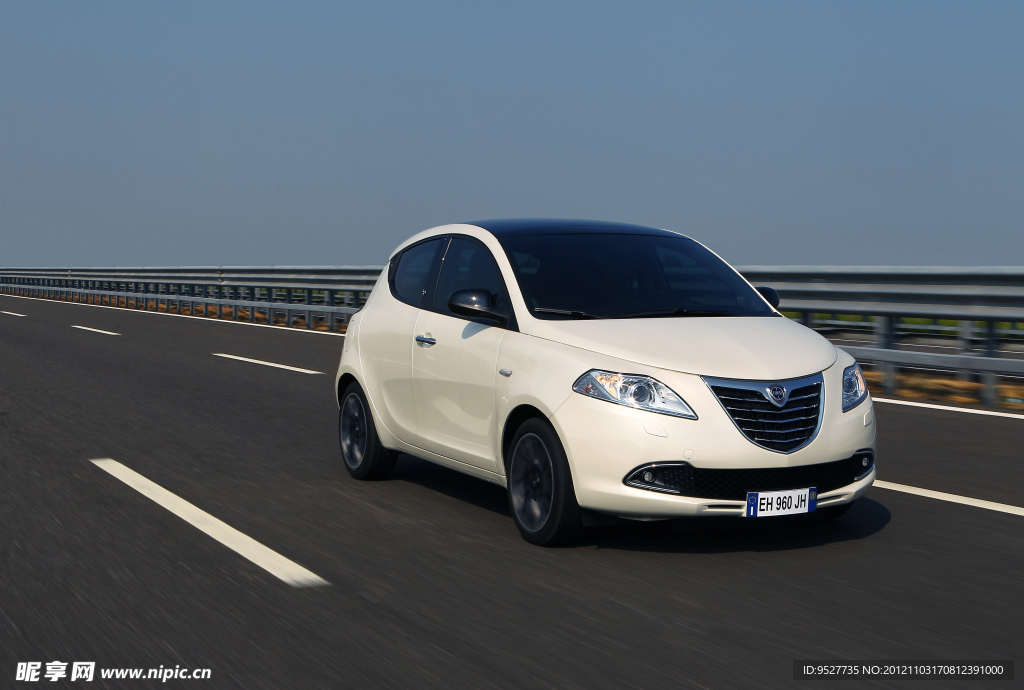 蓝旗亚Ypsilon