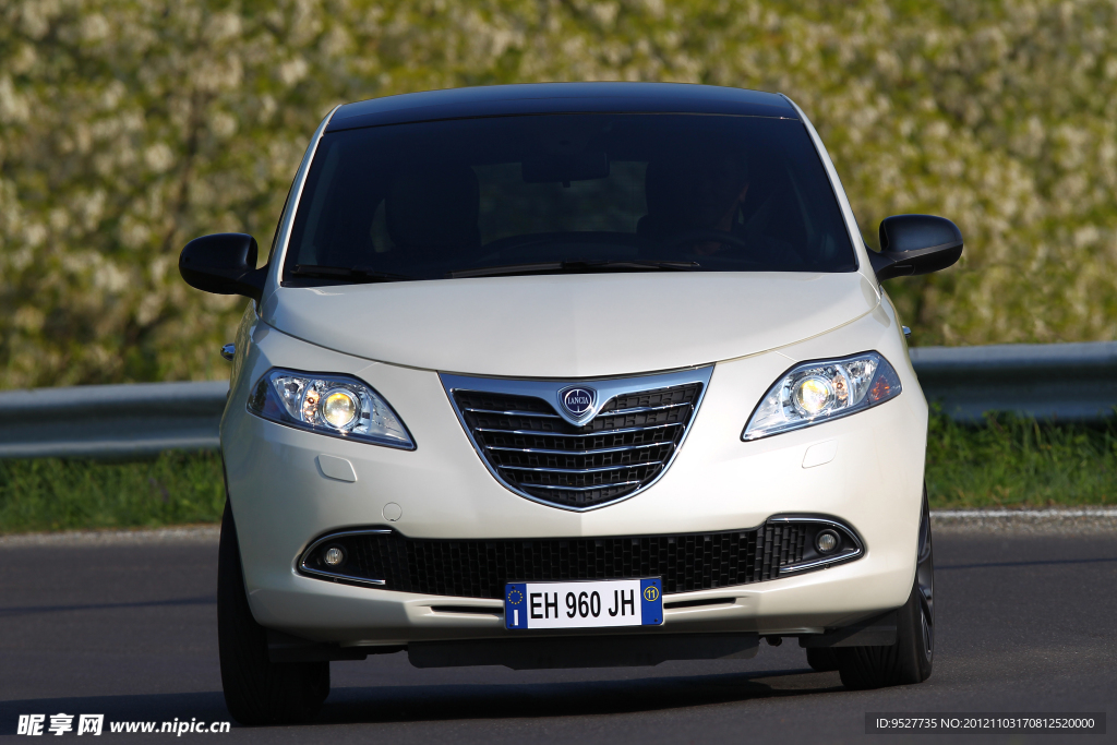 蓝旗亚Ypsilon