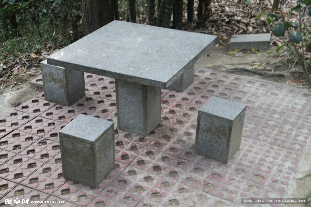 公园里的石凳石桌