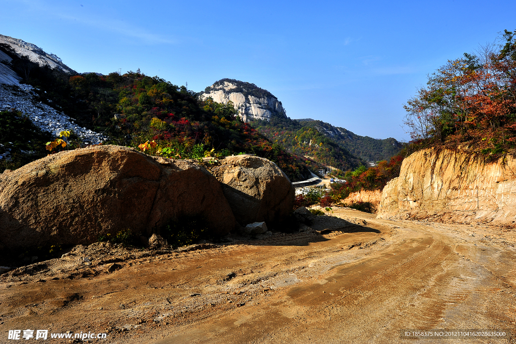 秃头山美景之黄土路