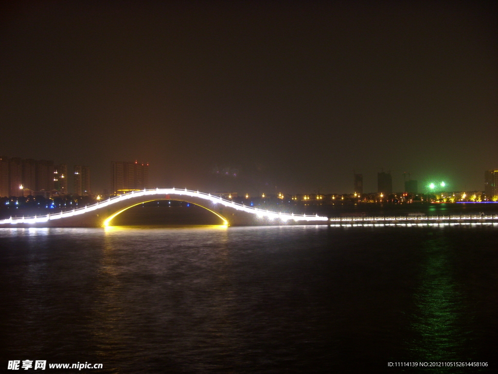 湖中夜景