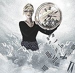 拿着散落时钟的商务美女