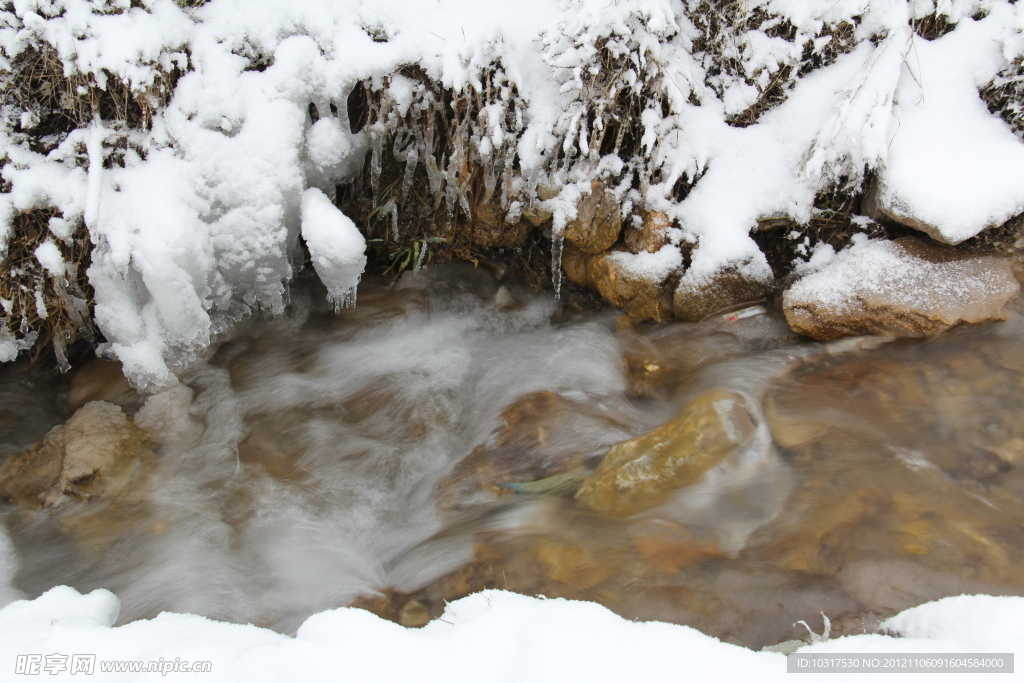 雪景溪流
