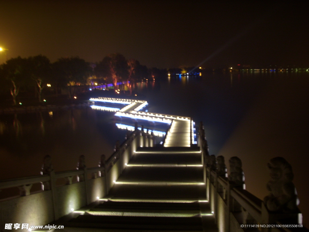 湖中夜景