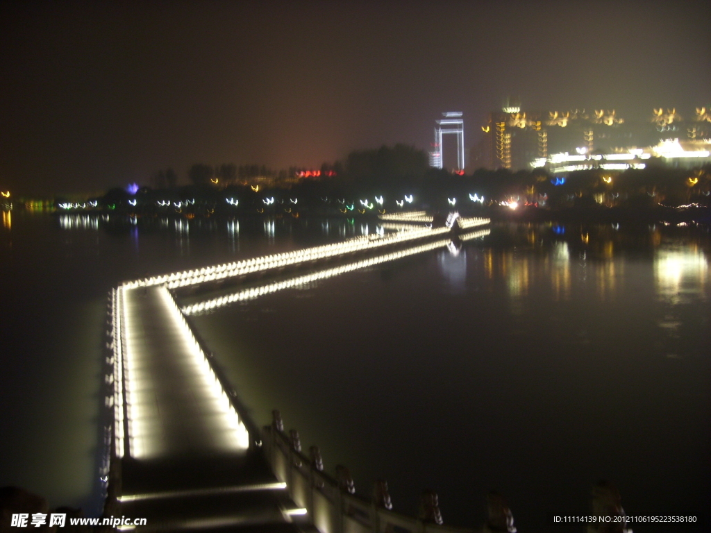 湖中夜景