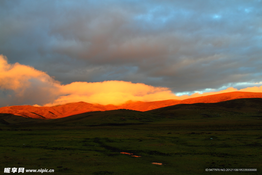 夕阳照在山丘上