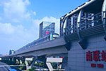地铁列车与城市建筑