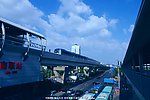 地铁列车与城市建筑