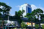 高架地铁线与高楼
