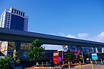 高架地铁线与高楼