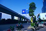 地铁列车与城市建筑