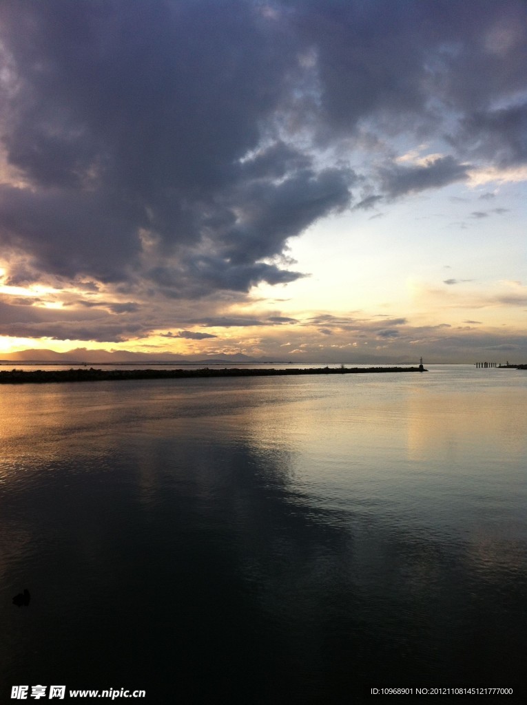 温哥华秋冬黑云压头湖景