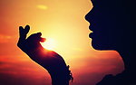 夕阳下的女人
