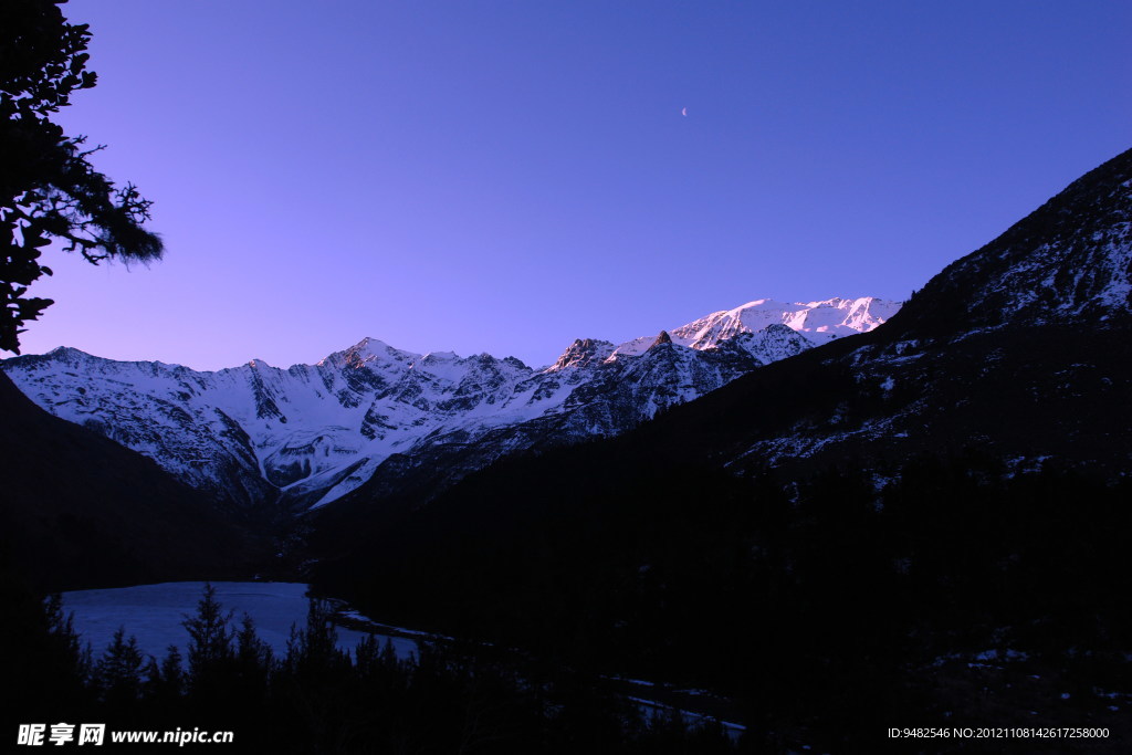 九龙藏区雪山