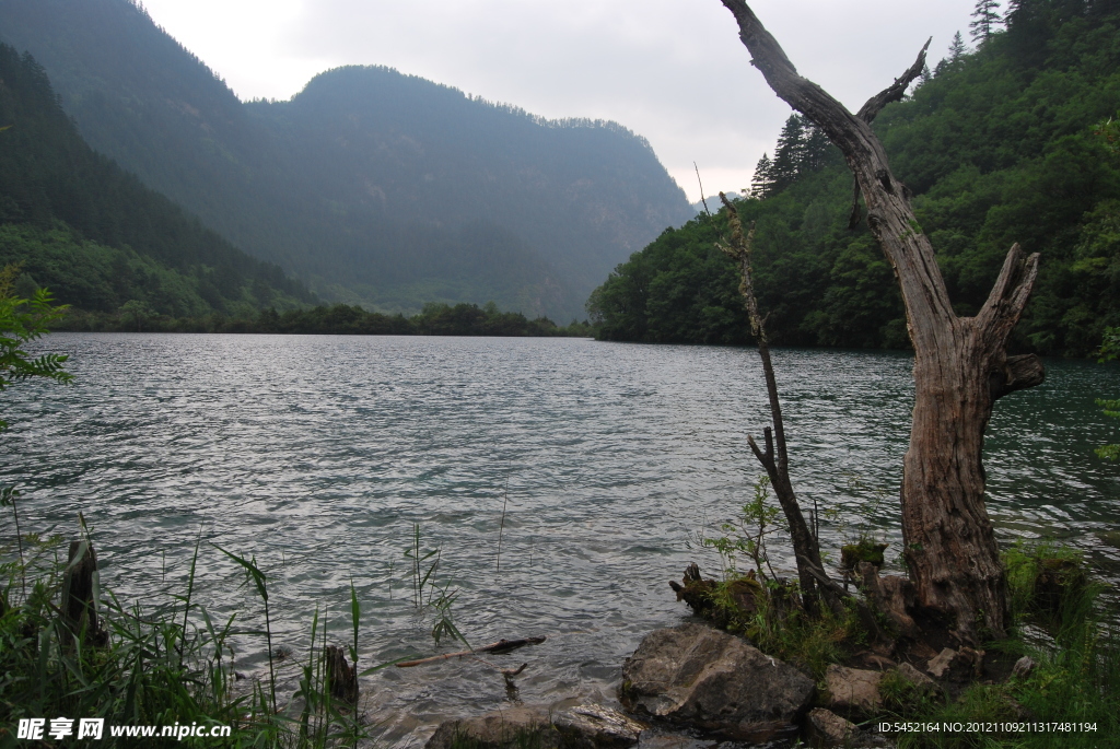 湖水 山峰