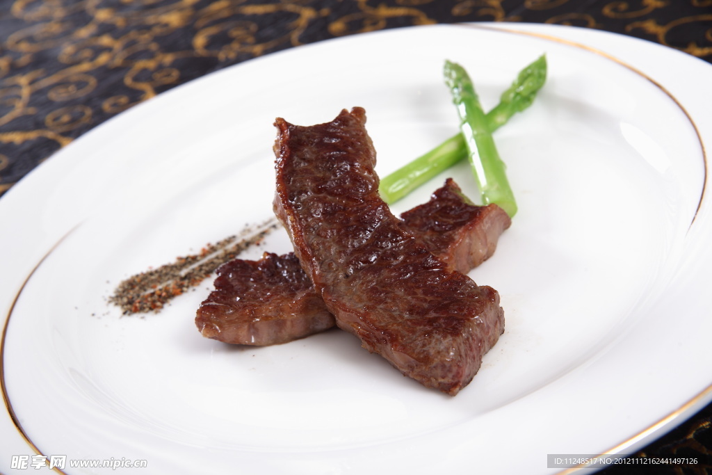 黑椒露笋碳烧禾牛肉