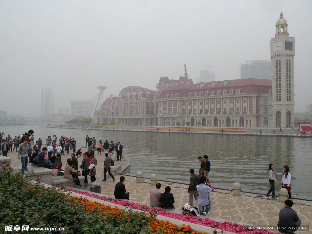 天津火车站边的海河