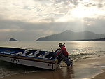 海滩上的船夫