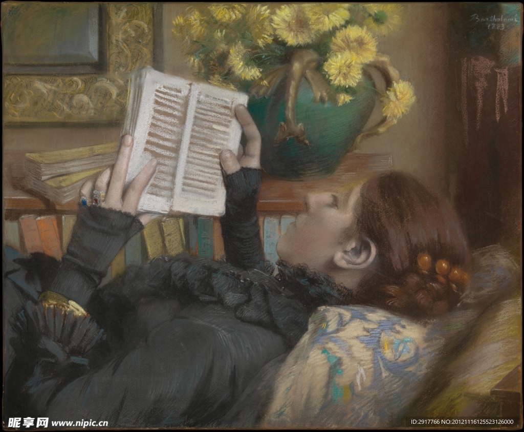 躺着看书的女人
