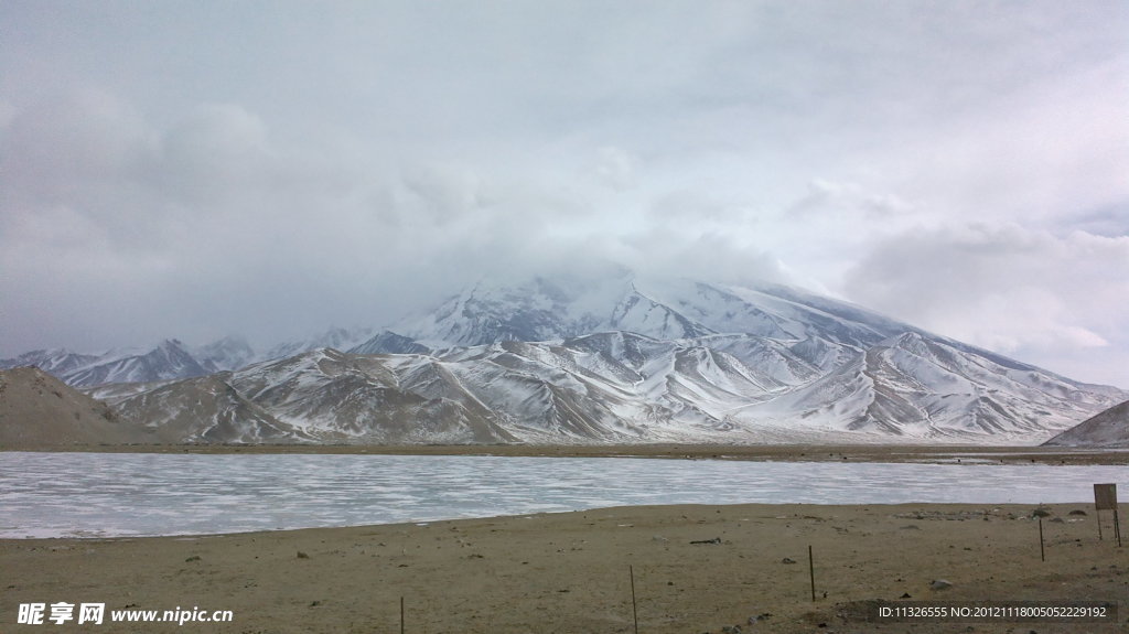 雪山河流风景