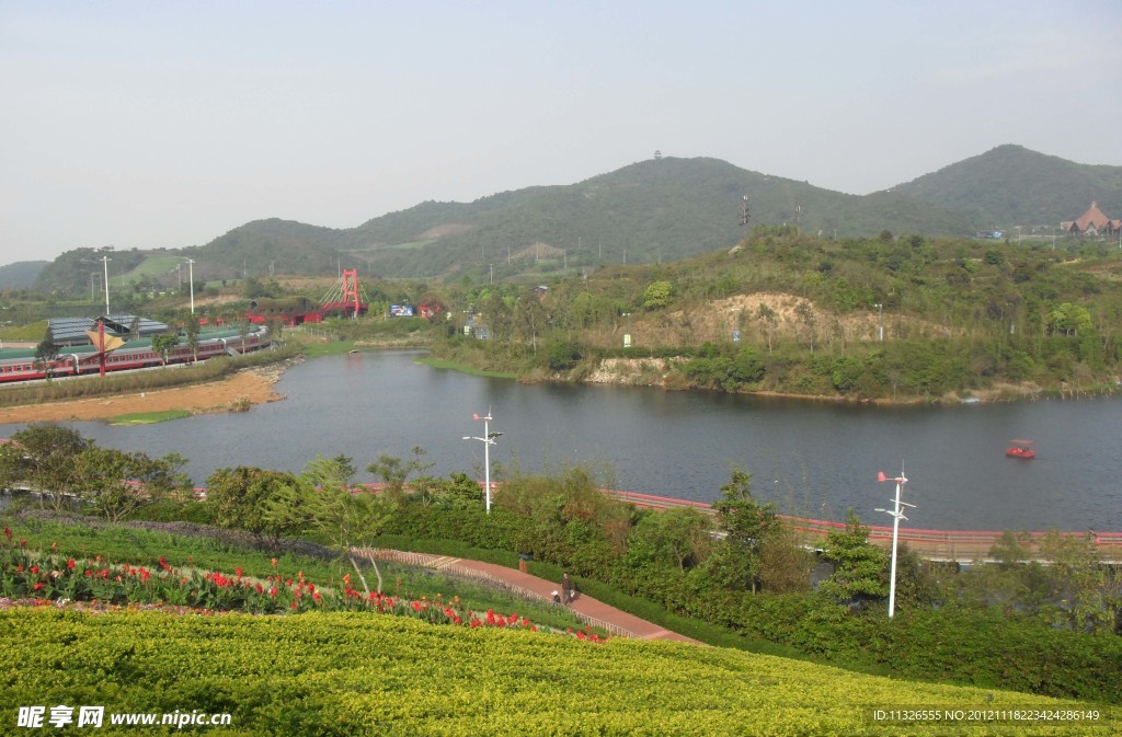 青山绿水红花风景图片