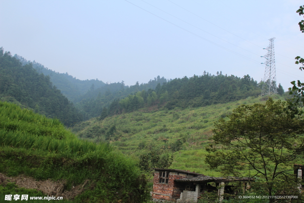 大山里 烂房子