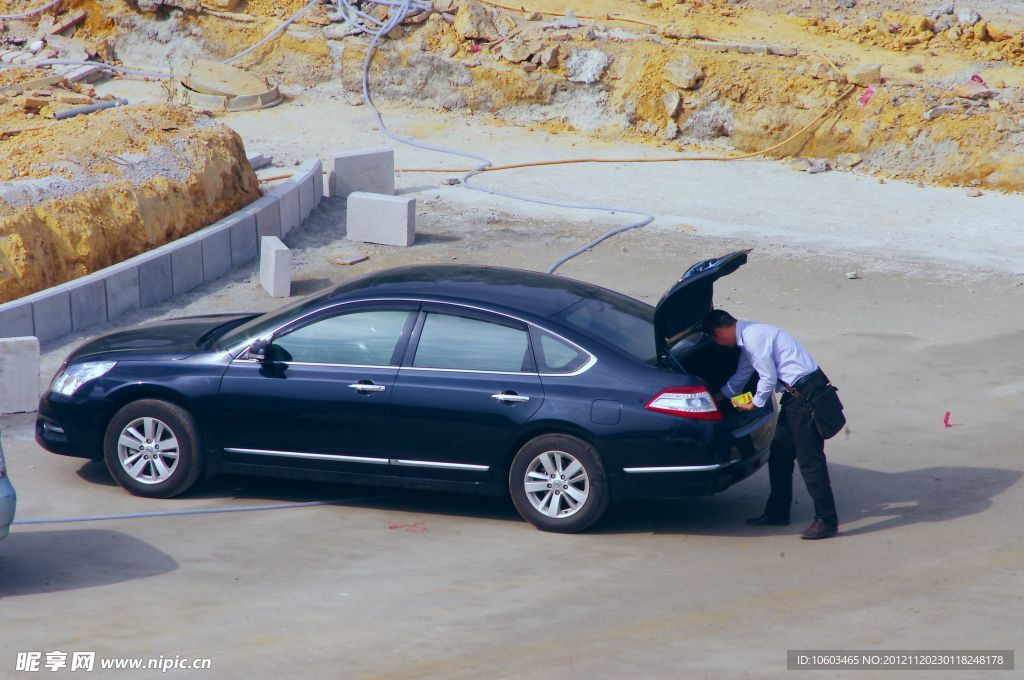 建筑工地 职工轿车