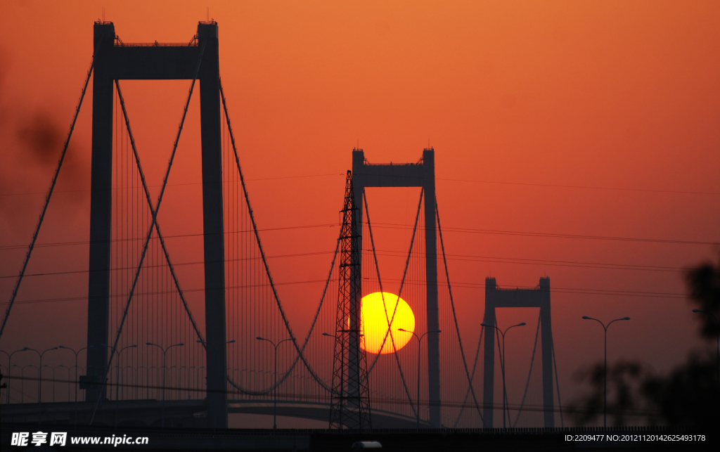 夕阳下的泰州长江大桥