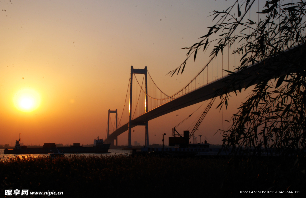 夕阳下的泰州长江大桥