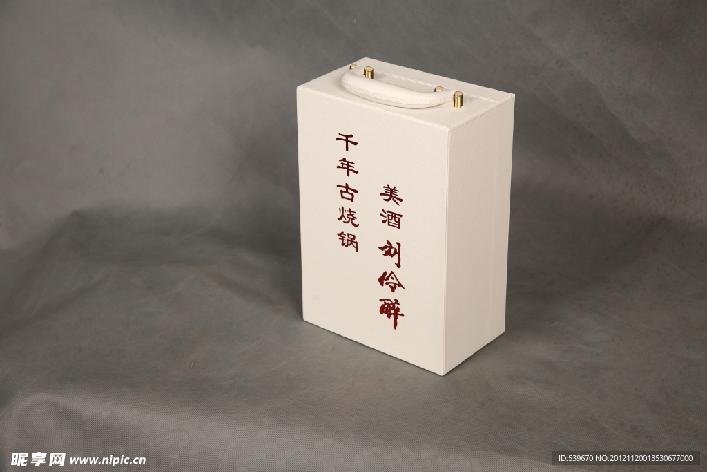 高档白色皮制酒盒外包装礼品盒角度