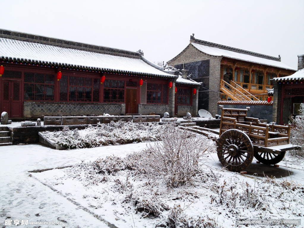 院中雪景